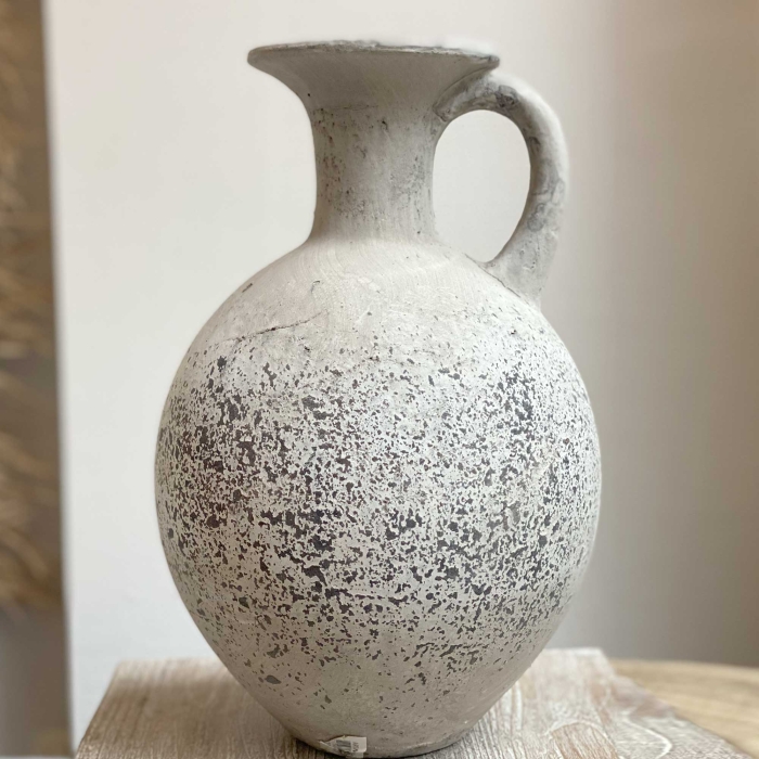 Krug aus grauer Keramik