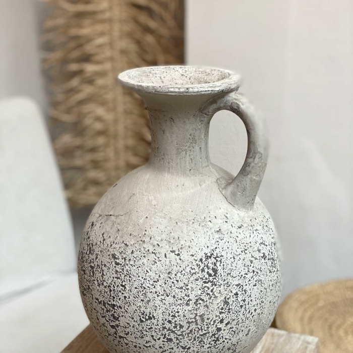 Krug aus grauer Keramik