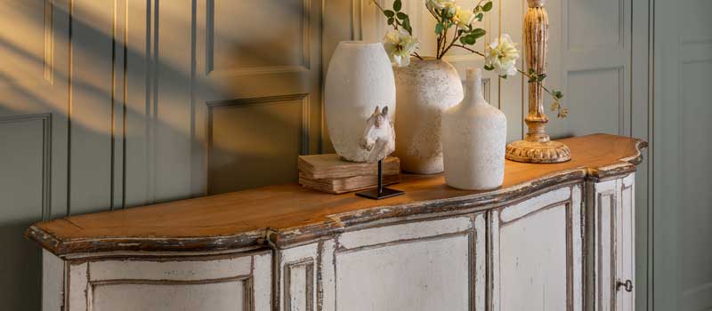 antikes Sideboard Lunar von Flamant im klassichen Ambiente mit Vasen dekoriert