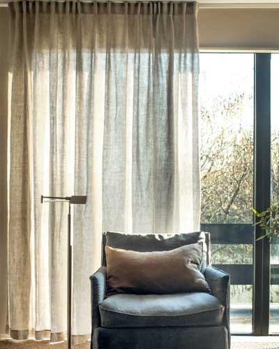 Naturfarbener Leinenvorhang halbtransparent auf Schiene montiert