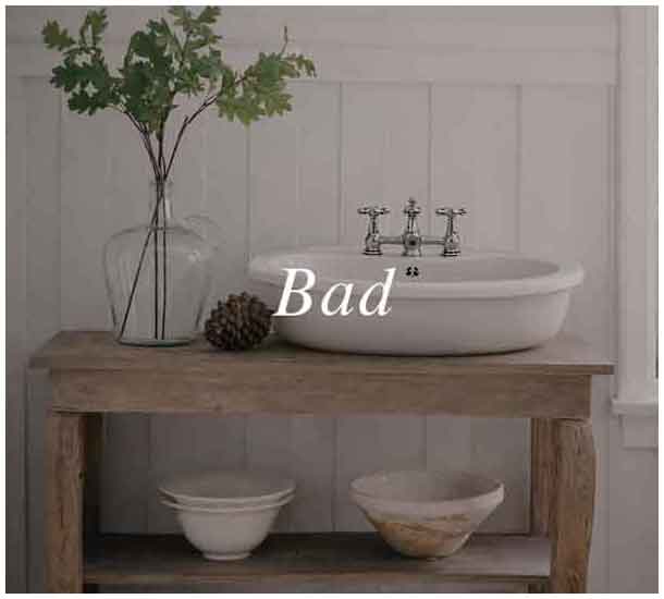 Badezimmer im Provence-Stil mit Waschbecken auf Holzwaschtisch — Charme de Provence Berlin
