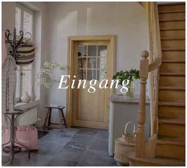 Eingang im französischen Landhausstil mit Holztreppe und Naturmaterialien — Charme de Provence Berlin