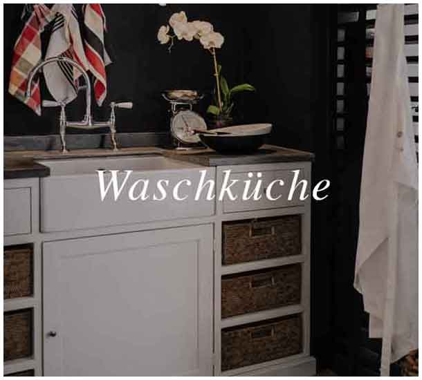 Waschküche im belgischen Landhausstil mit grauen Schränken und Rattankörben — Charme de Provence Berlin