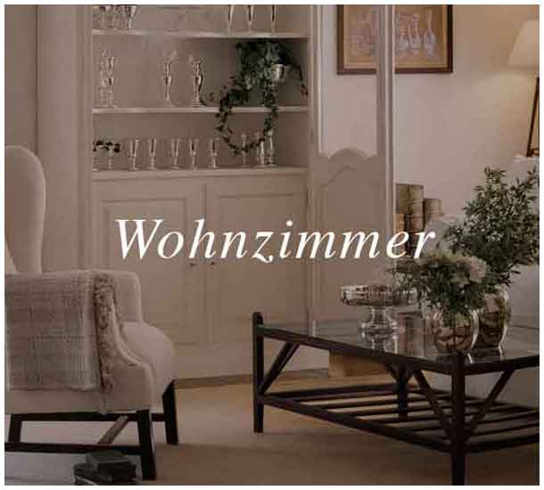 Wohnzimmer im Provence-Stil mit Vitrinenschrank, Polstermöbeln und Kerzen — Charme de Provence Berlin