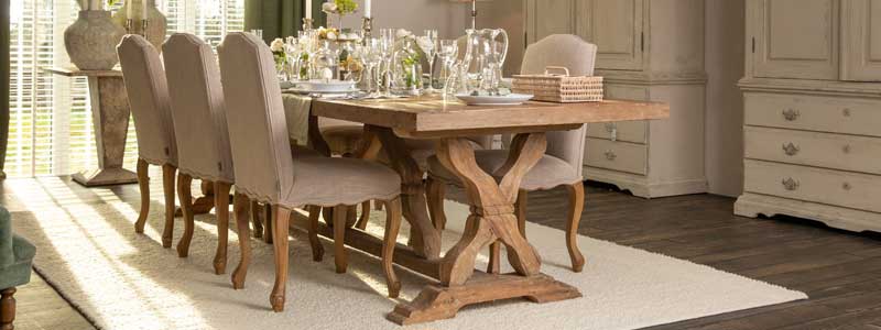 Flamant Esstsich Reggier kombiniert mit den Leinenstühlen Cantelle