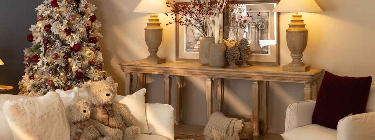 Weihnachtlich dekoriertes Wohnzimmer mit Tannenbaum, Teddybären und Konsole im Landhausstil