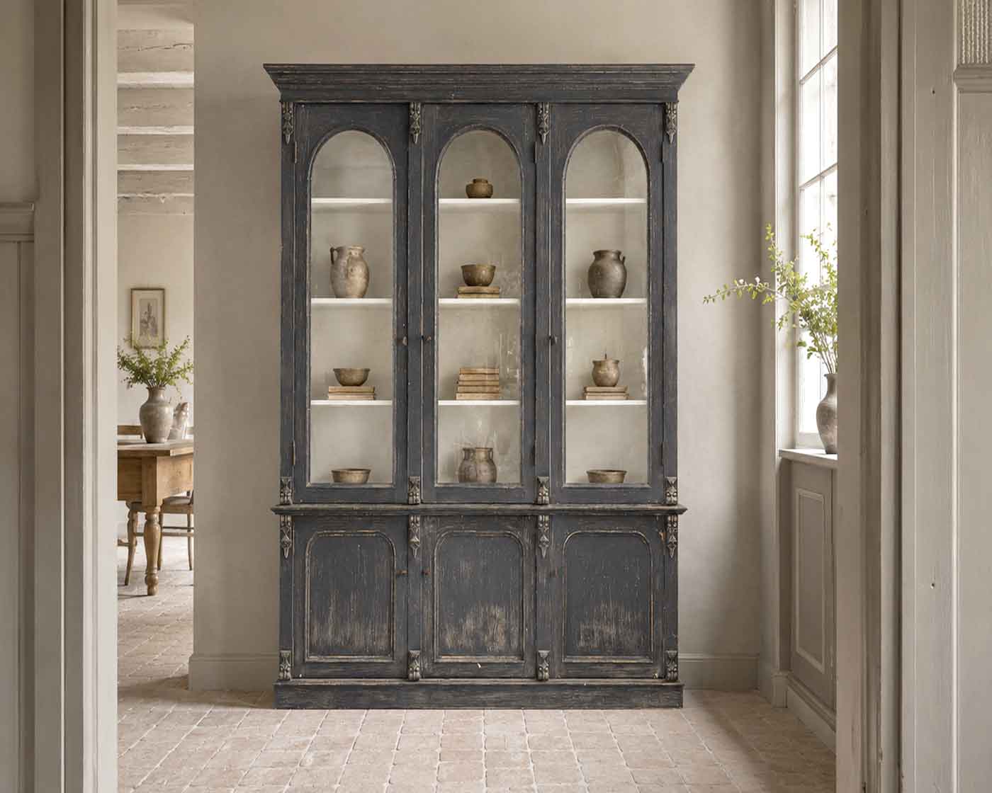 Vitrinenschrank in Antikschwarz aus massiver Pinie mit Rundbogen-Glastüren und antikem Finish