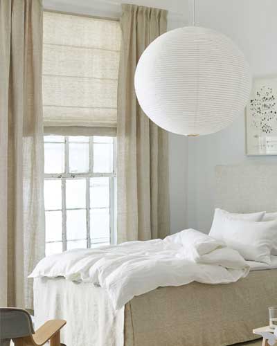 Leinenvorhang und Leinenroll kombiniert im Schlafzimmer