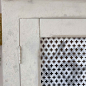 Preview: Nahaufnahme Türscharnier und perforierter Metalleinsatz mit Kreuzmuster — altfranzösischer Wäscheschrank antique crème