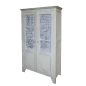Preview: Altfranzösischer Wäscheschrank antique crème freistehend — 2 Türen mit perforiertem Metallgitter, Kranzgesims, Kiefer massiv