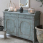Preview: Provençalischer Schranktisch in grau-blau als Sideboard im Wohnzimmer — dekoriert mit Kerzen und Vasen, Kiefer massiv, antique opal Finish, Provence-Stil