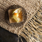 Preview: Rundes Raffia-Platzset mit Fransen auf dunklem Stein, mit kleiner Holzschale und Physalis, Detailaufnahme Geflecht
