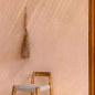 Preview: Grumpy Broom an terrakottafarbener Wand hängend, mit Holzstuhl darunter – Ambiente-Aufnahme