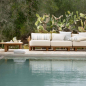 Preview: Tine K Teak Modul Sofa dreiteilig am Pool — cremefarbene Kissen mit Streifenkissen, recyceltes FSC-Teak, mediterraner Kaktus-Garten