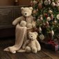 Preview: Teddybären Carlos im Korb mit Strickdecke unter dem Weihnachtsbaum