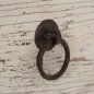 Preview: Ringgriff aus Eisen auf gealtertem Holz im Detail