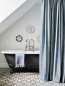 Preview: Vorhang aus Jane Churchill Tulsi Stripe in Blue im Badezimmer