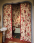 Preview: Vorhang aus Manuel Canovas Pavillon de Bidaine vor einem Badezimmer
