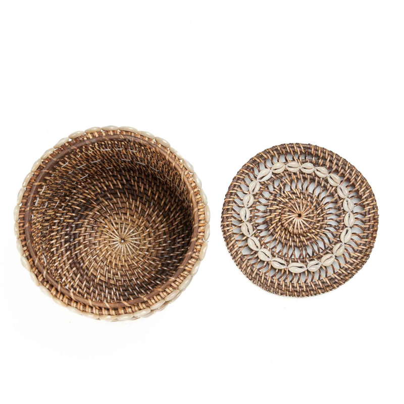 Blick von oben in den geöffneten Rattankorb und auf den Deckel mit Muschelrand