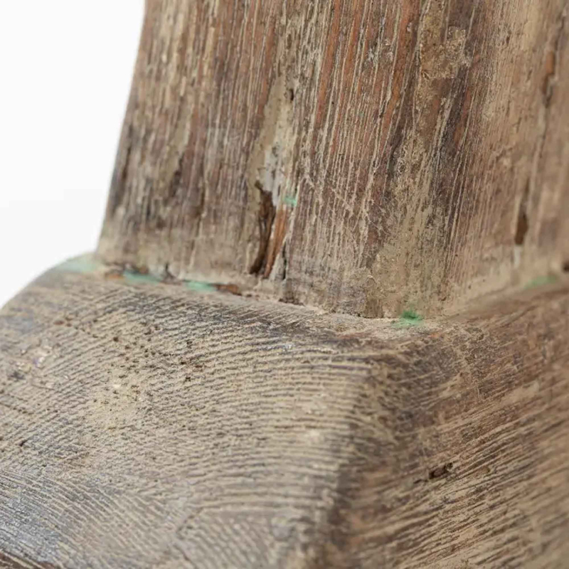 Preview: Detail der Patina am Bein der Konsole Bertry Small mit feinen Farbresten