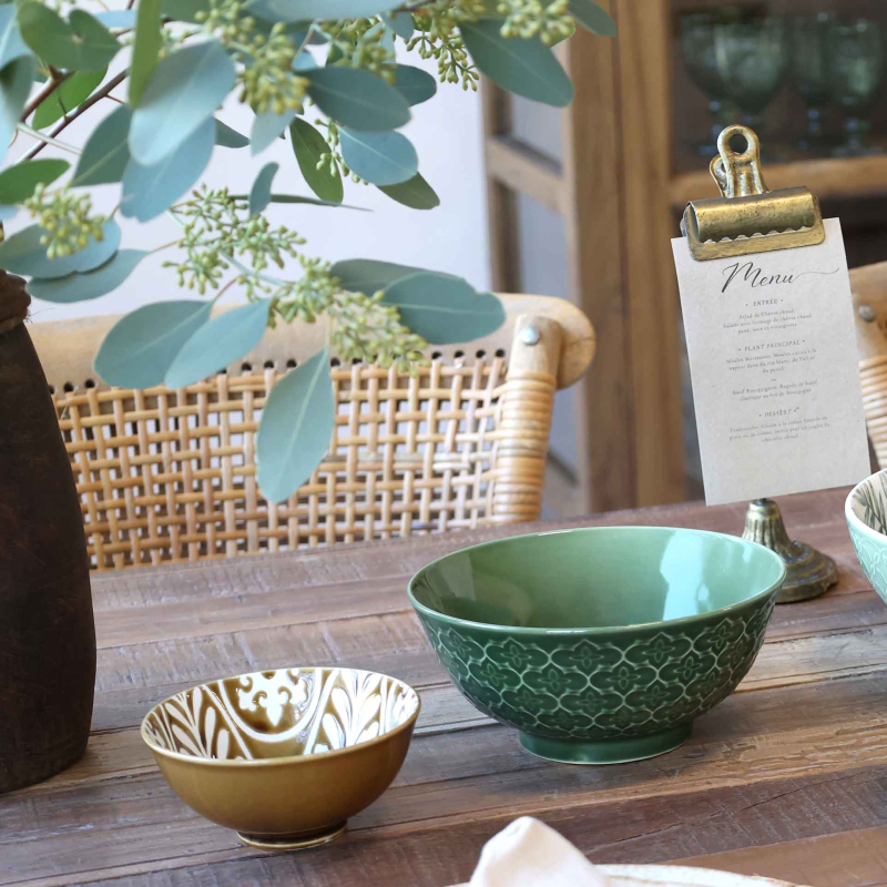 Preview: Porzellanschale Aprés Mossgreen auf Holztisch mit Menükarte – natürliche Tischkultur im Provence-Stil