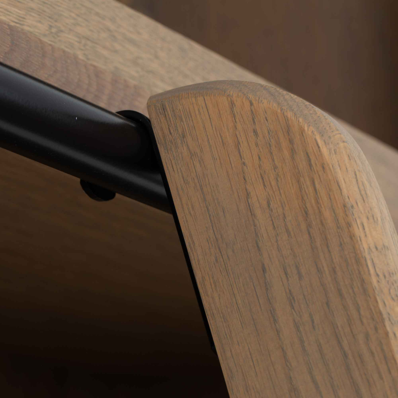 Detail: Leiter aus Eiche an der schwarzen Laufschiene der Bibliothek Balmore
