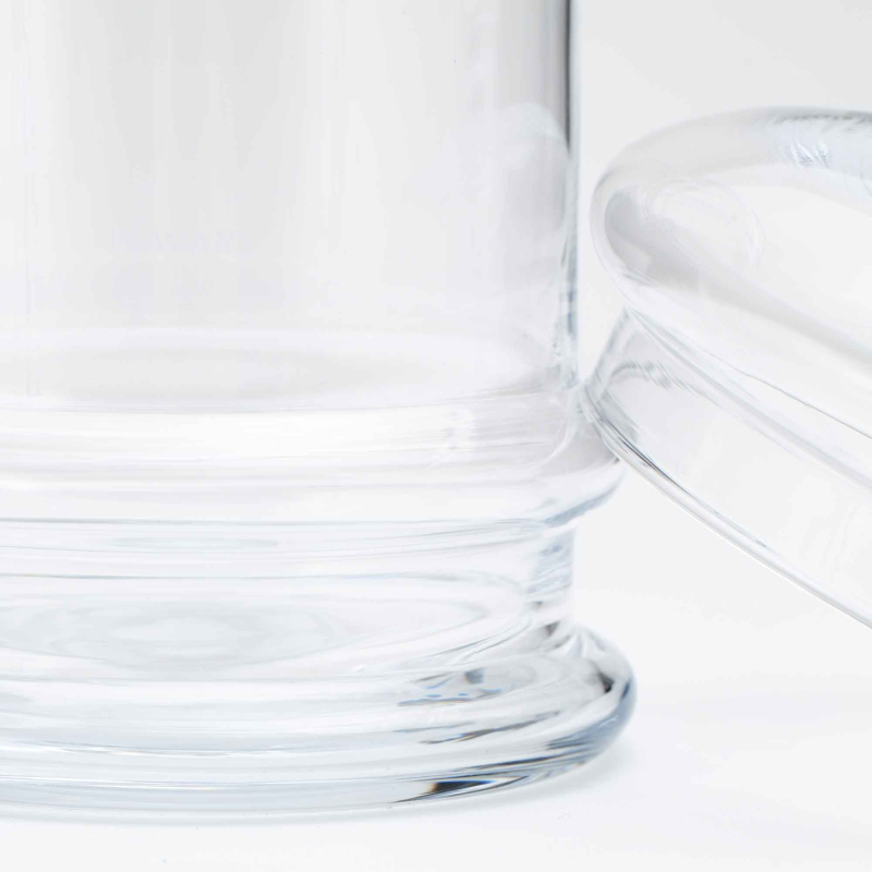 Preview: Nahaufnahme gerippter Sockel und Deckelrand des Flamant Bonbonglases Lolly — klares mundgeblasenes Glas