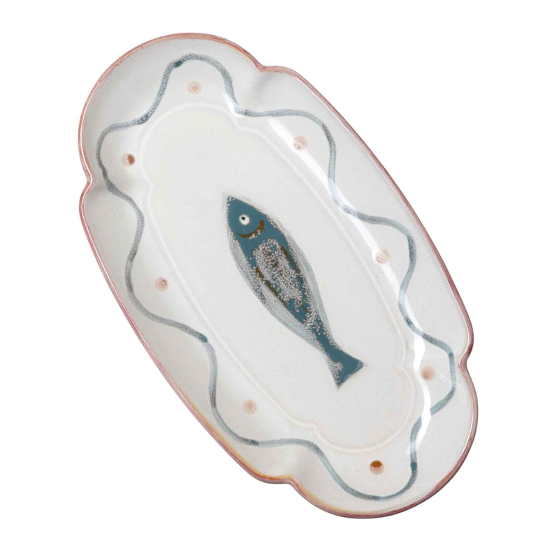 Preview: Detailansicht des Fayence-Fischtellers — handgemalter blauer Fisch mit Punktmuster, geschwungene Wellenlinien auf cremefarbener Glasur