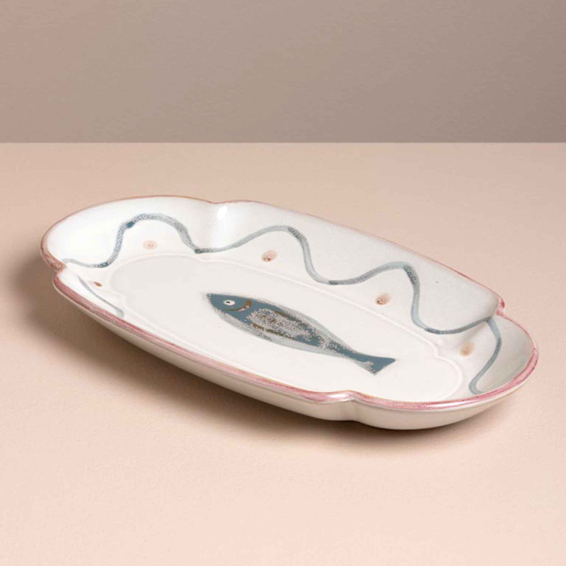 Preview: Ovaler Fayence-Fischteller Di Mare — Draufsicht mit handgemaltem Fischmotiv in Blau, Wellenlinien und rosafarbenem Rand, Fayencekeramik
