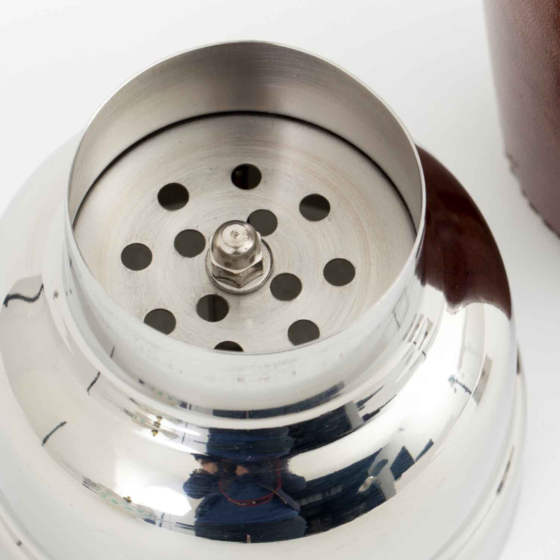 Preview: Detailaufnahme Edelstahlsieb im Ausgießer Manhattan Cocktailshaker von oben