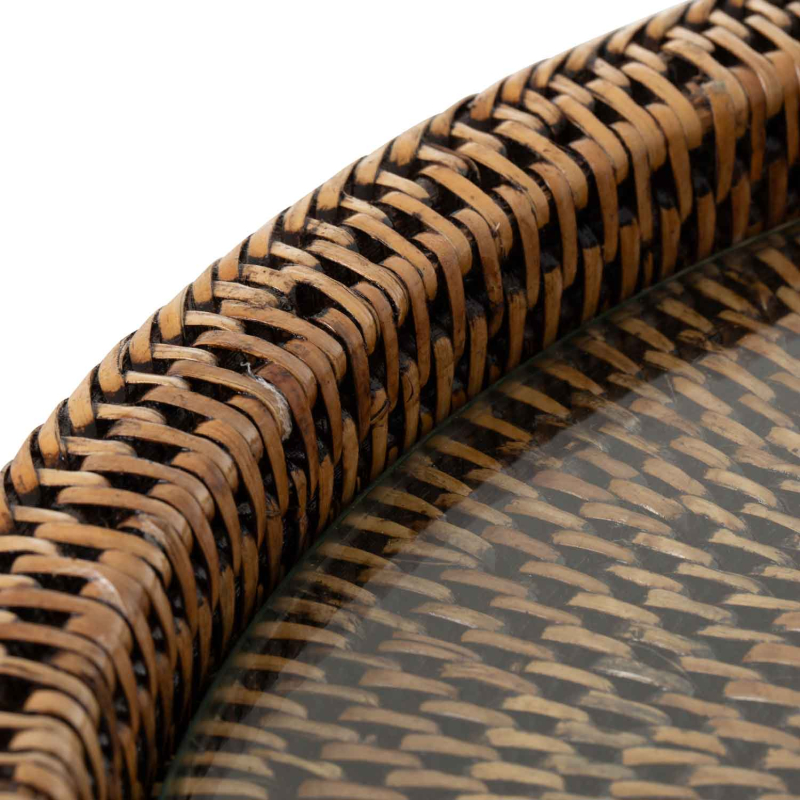 Detailaufnahme Glaseinsatz Untersatz Togo Glocke, Rattanrand und Glasoberfläche im Nahblick