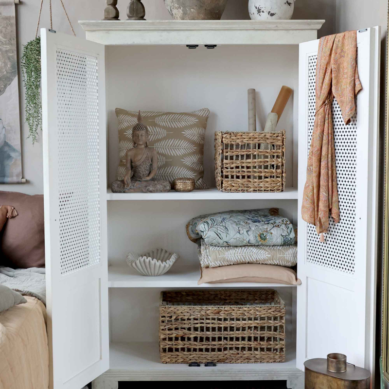 Preview: Wäscheschrank antique crème mit geöffneten Türen — drei Einlegeböden mit Körben, Kissen und Decken, Metallgitter-Türen seitlich