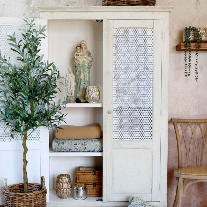 Preview: Altfranzösischer Wäscheschrank antique crème halbgeöffnet — Einlegeboden mit Figuren und Decken, perforierte Metalltüren, Provence-Stil