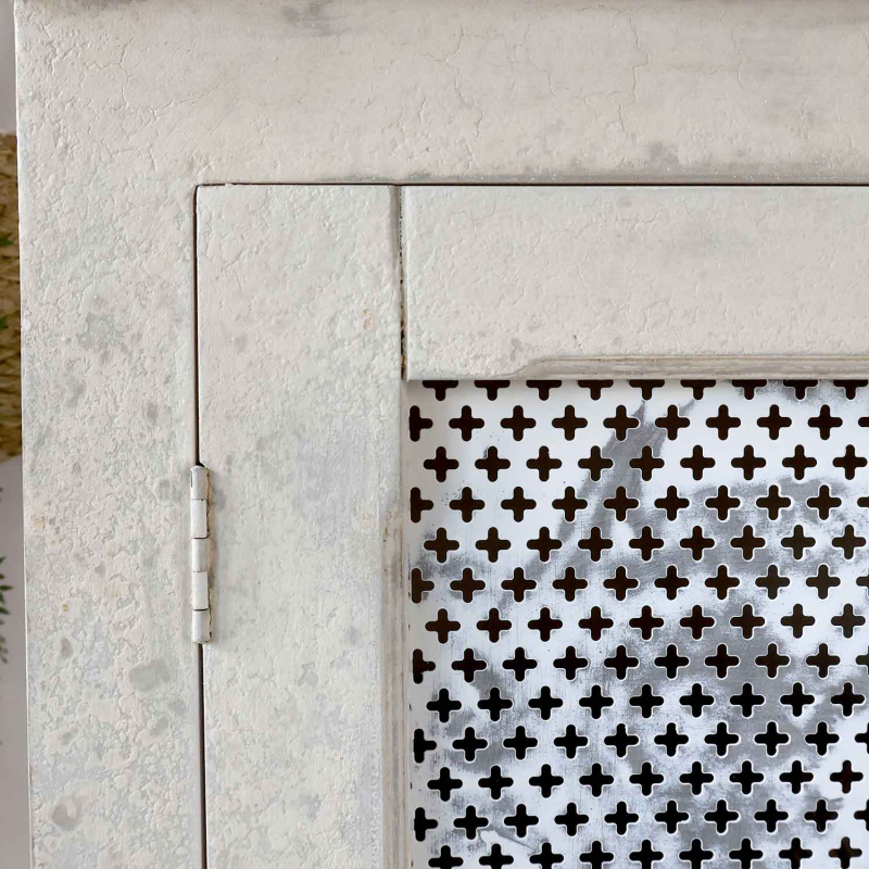 Nahaufnahme Türscharnier und perforierter Metalleinsatz mit Kreuzmuster — altfranzösischer Wäscheschrank antique crème