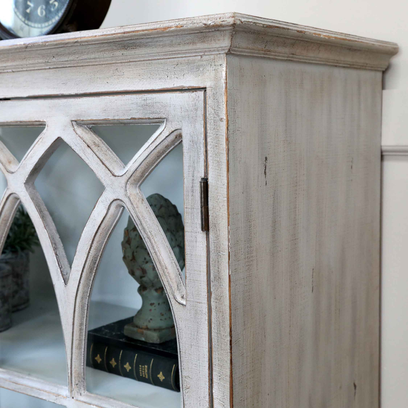 intage-Vitrine mit Sprossenbogen-Glastüren in Sandton — Gesamtansicht im Wohnzimmer, 4 Einlegeböden, französisch inspirierter Landhausstil