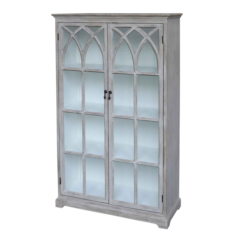 Preview: Vitrine mit gotischen Glastüren freistehend vor schwarzem Hintergrund — Sandton Finish, Sprossenbogen, schwarze Metallgriffe