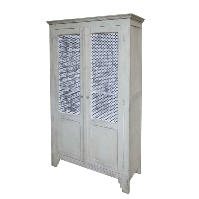 Altfranzösischer Wäscheschrank antique crème freistehend — 2 Türen mit perforiertem Metallgitter, Kranzgesims, Kiefer massiv