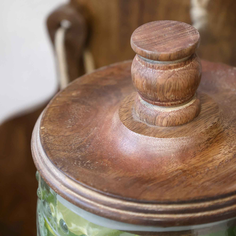 Preview: Getränkespender aus Reliefglas mit Holzdeckel – 1,5 Liter