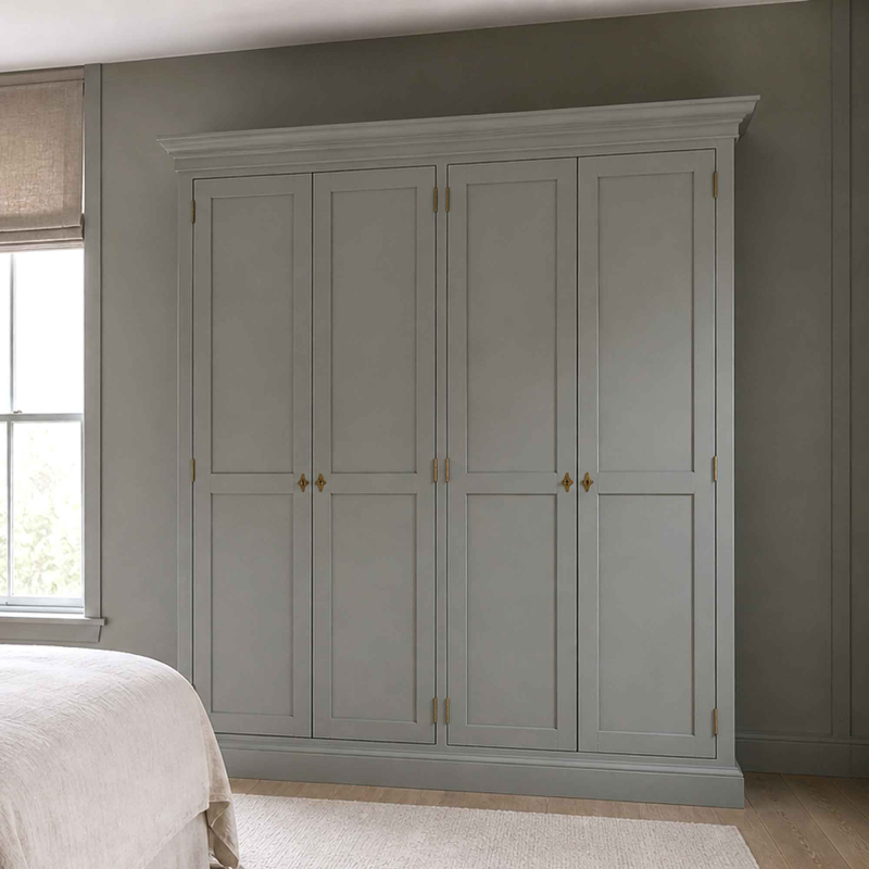 Maßgefertigter Kleiderschrank Antibes in salbeigrünem Finish im Schlafzimmer