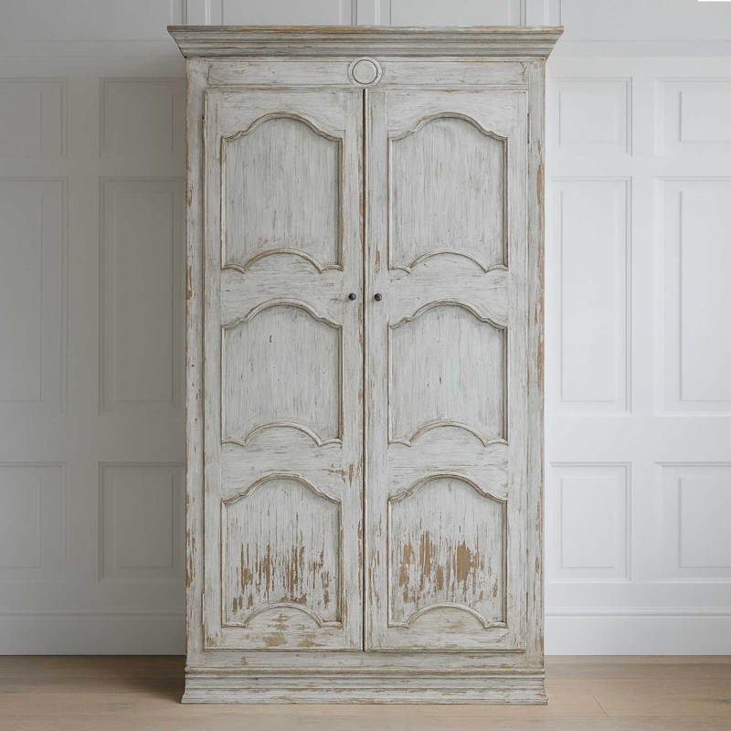 Kleiderschrank aus antikem Zedernholz mit Patina Finish