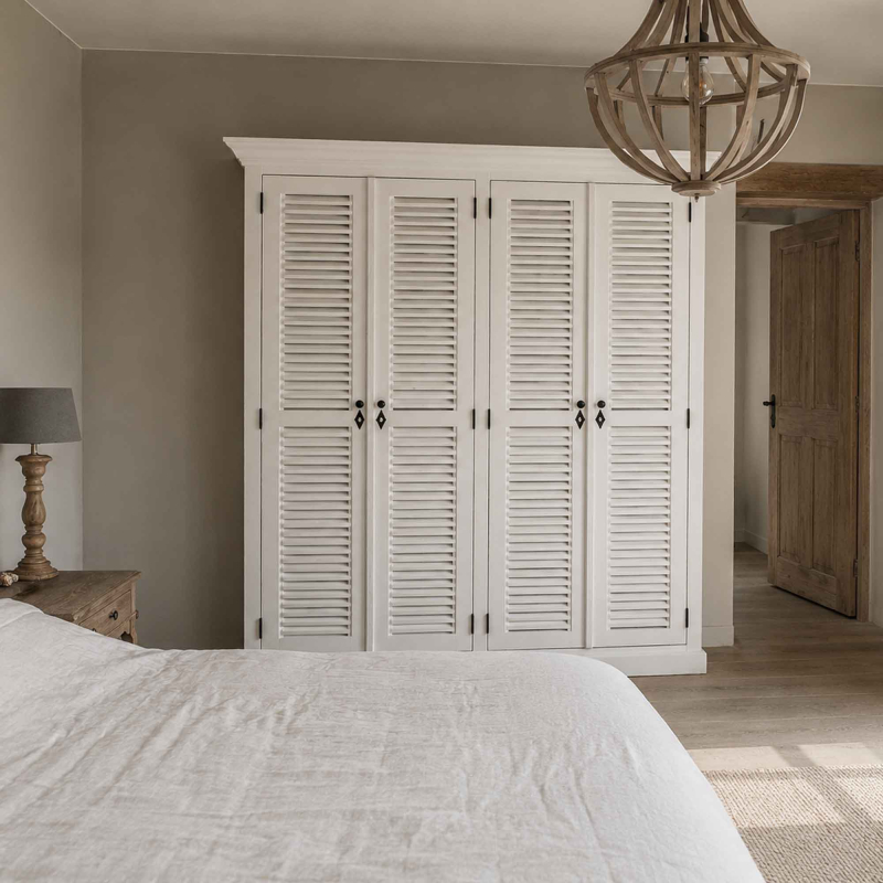 Preview: Shutterschrank Madeleine – Handgefertigt aus massiver Pinie