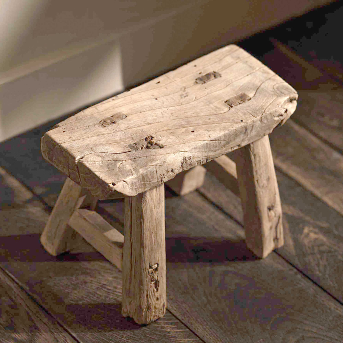 Kleine Bank aus altem Holz
