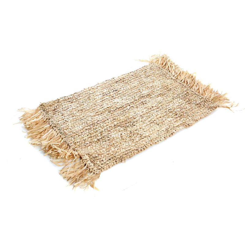 Bazar Bizar Raffia Platzset mit Fransen, Schrägansicht freistehend auf weißem Hintergrund, handgewebtes Naturgeflecht