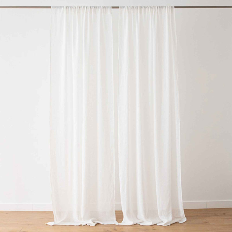 Preview: eichter Leinenvorhang aus locker gewebtem Garze-Leinen lässt Tageslicht weich in den Raum fallen