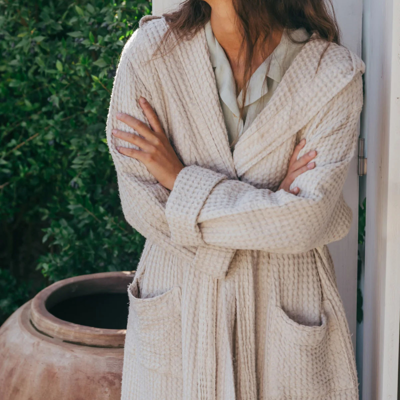 Preview: Waffelbademantel mit Kapuze aus Leinen – Farbe Cream