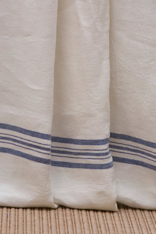 Castellino Twill Barré Maché Elfenbein Streifen blau Detail – Leinenstoff von C&C Milano
