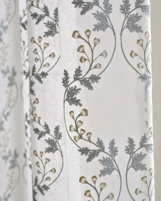 Georgia Sheer von Colefax and Fowler im Raum