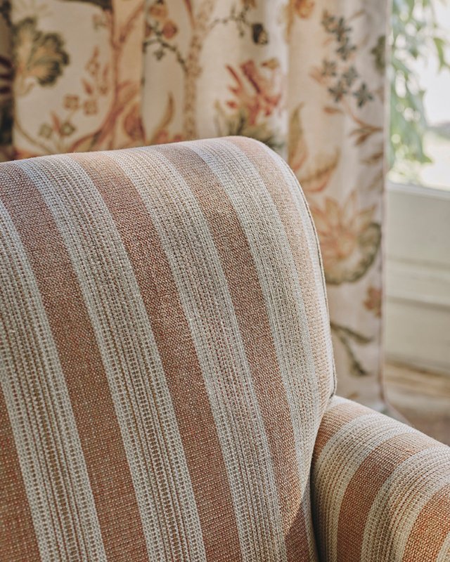 Olney Stripe von Colefax and Fowler im Raum