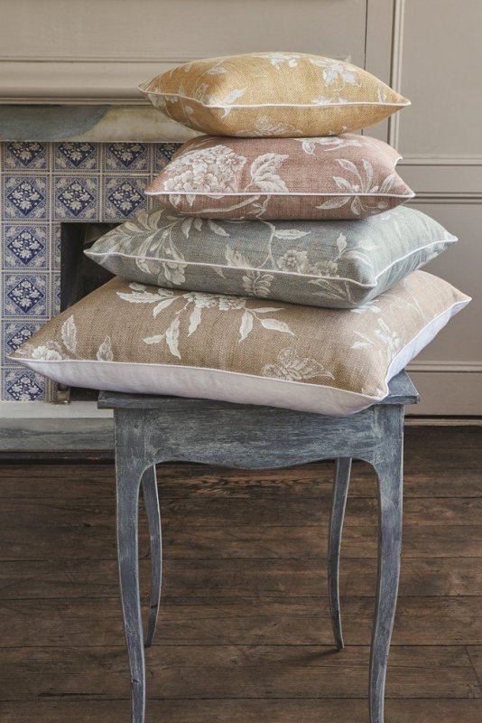 Swedish Tree von Colefax and Fowler im Raum