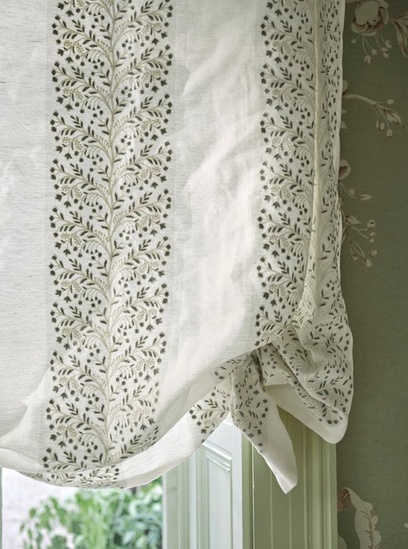 Wren Stripe von Colefax and Fowler im Raum